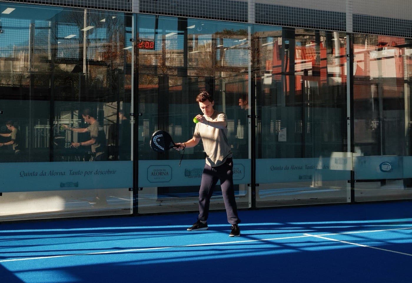Action de padel dans la cage vitrée